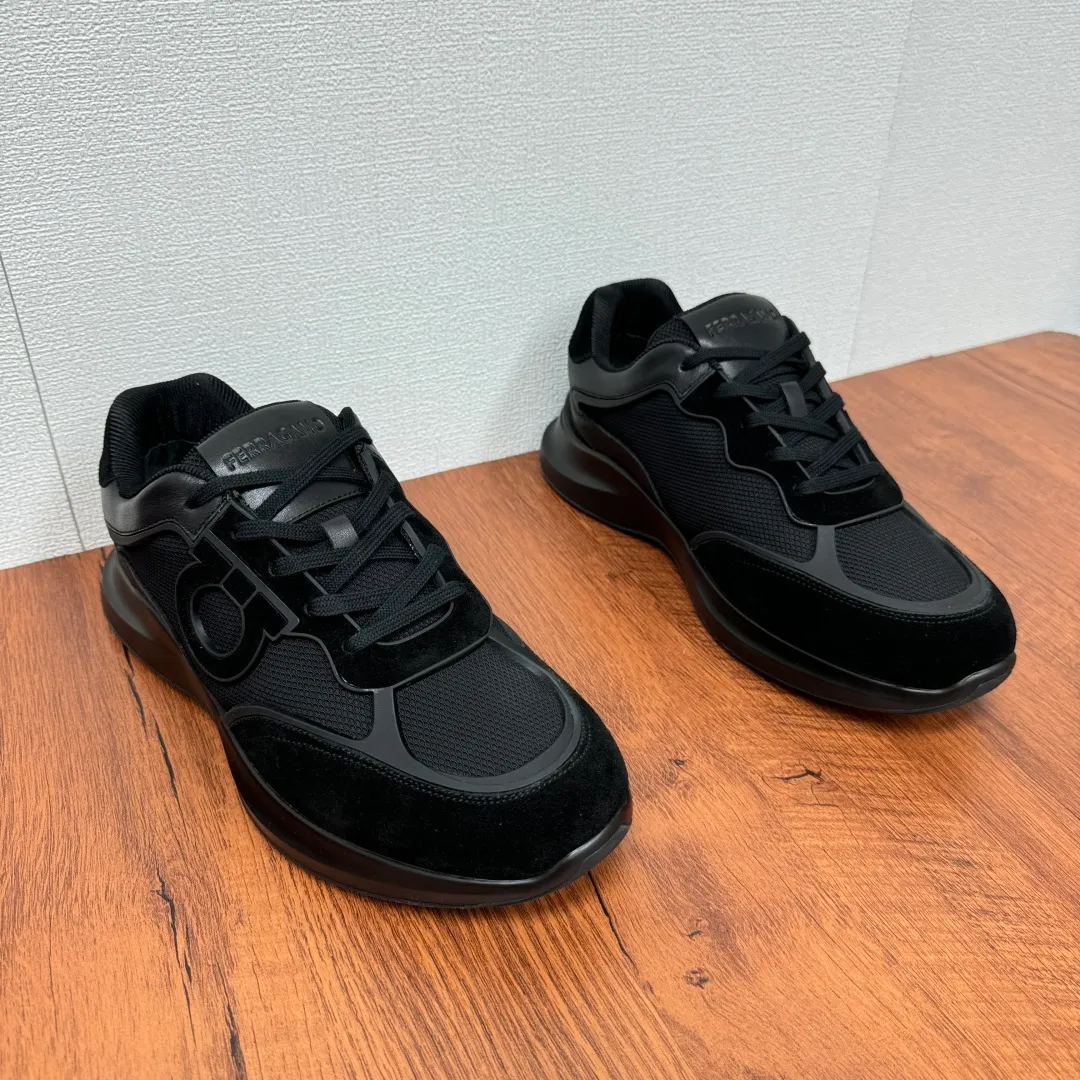 [Ferragamo] Top P: 720💰 Size: 39~44 (38 45 custom-made, non-returnable) Ferragam/Ferragamo Cancini buckle men's low-top casual shoes Spring and summer official website synchronized new thick-soled versatile sports shoes for men This urban-style casual shoe boldly combines a variety of fabrics, cleverly using high-tech mesh fabrics and smooth leather to create a unique high-end look, with side dropouts Cancini buckle, padded collar and tongue, and eye-catching lightweight rubber sole make the design even more sophisticated! The perfect blend of style and comfort. , the shoe body is outlined with exquisite lines, embellished with iconic elements, and equipped with comfortable sole technology to boost your pace. Whether you are walking on the street or exercising, you can show your extraordinary charm. Item number: F688525 Black.